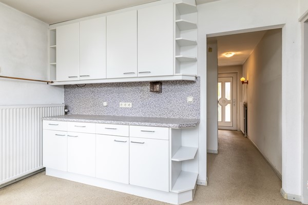 Foto - Te koop: Een ruime twee-onder-een kapwoning met inpandige garage, groot souterrain en goed formaat tuin gelegen op het Zuidwesten op een prima locatie in Wijlre.